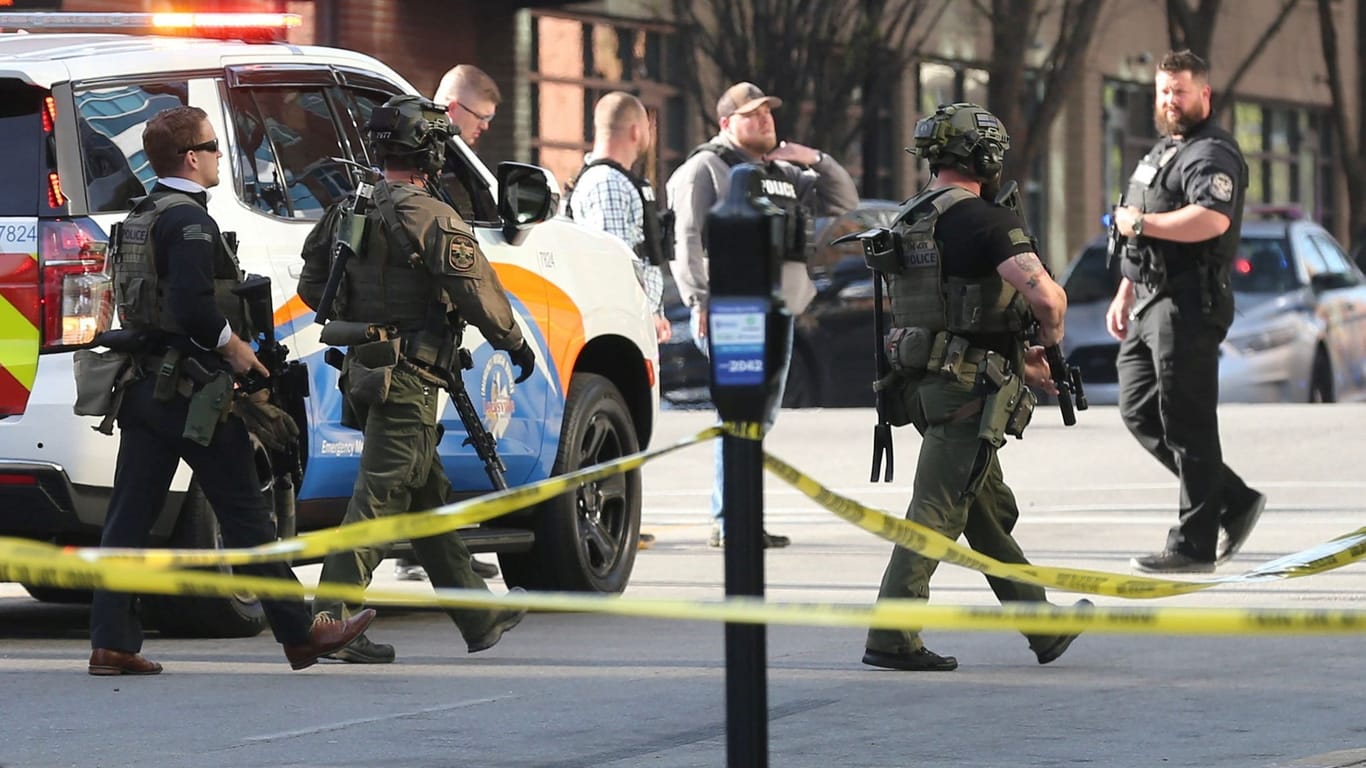 Polizisten am Ort der Schießerei in Louisville: Fünf Menschen sind gestorben.