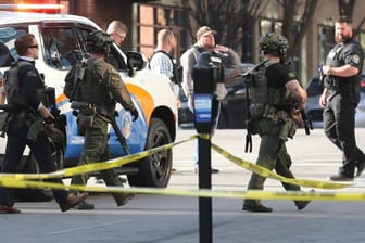 Polizisten am Ort der Schießerei in Louisville: Fünf Menschen sind gestorben.