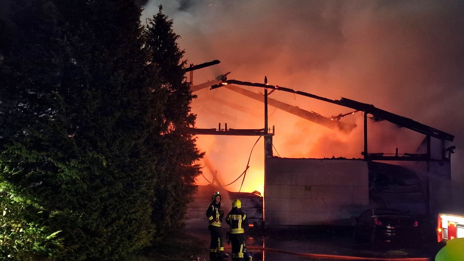 In Halstenbek ist eine Lagerhalle mit Feuerwerkskörpern in Brand geraten. In Halstenbek ist eine Lagerhalle mit Feuerwerkskörpern in Brand geraten.