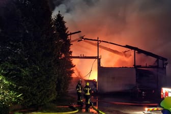 In Halstenbek ist eine Lagerhalle mit Feuerwerkskörpern in Brand geraten.