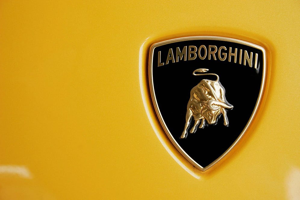 Emblem der Sportwagenmarke Lamborghini (Symbolfoto): Neben 70.000 Euro packte der Käufer noch seinen eigenen Wagen obendrauf. Wert: etwa 60.000 Euro.