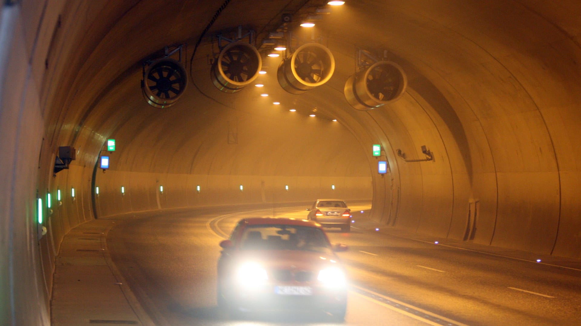 Die Ermittlungen gegen die mutmaßliche Autodiebin laufen nun, und auch die Schusswaffenanwendung des Polizeibeamten wird überprüft. Während des Einsatzes musste der Schottenbergtunnel vorübergehend gesperrt werden. Die Ermittlungen gegen die mutmaßliche Autodiebin laufen nun, und auch die Schusswaffenanwendung des Polizeibeamten wird überprüft. Während des Einsatzes musste der Schottenbergtunnel vorübergehend gesperrt werden.