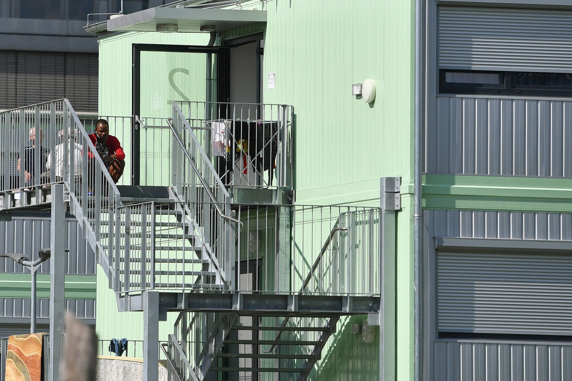 Ein geplantes Flüchtlingsheim wie hier in München-Riem sorgt in der Gemeinde Taufkirchen für Aufsehen (Archivbild): Eine Containersiedlung soll auf engstem Raum gebaut werden.