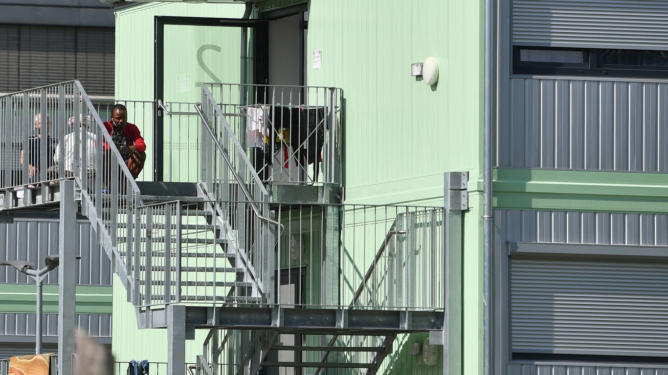 Ein geplantes Flüchtlingsheim wie hier in München-Riem sorgt in der Gemeinde Taufkirchen für Aufsehen (Archivbild): Eine Containersiedlung soll auf engstem Raum gebaut werden.