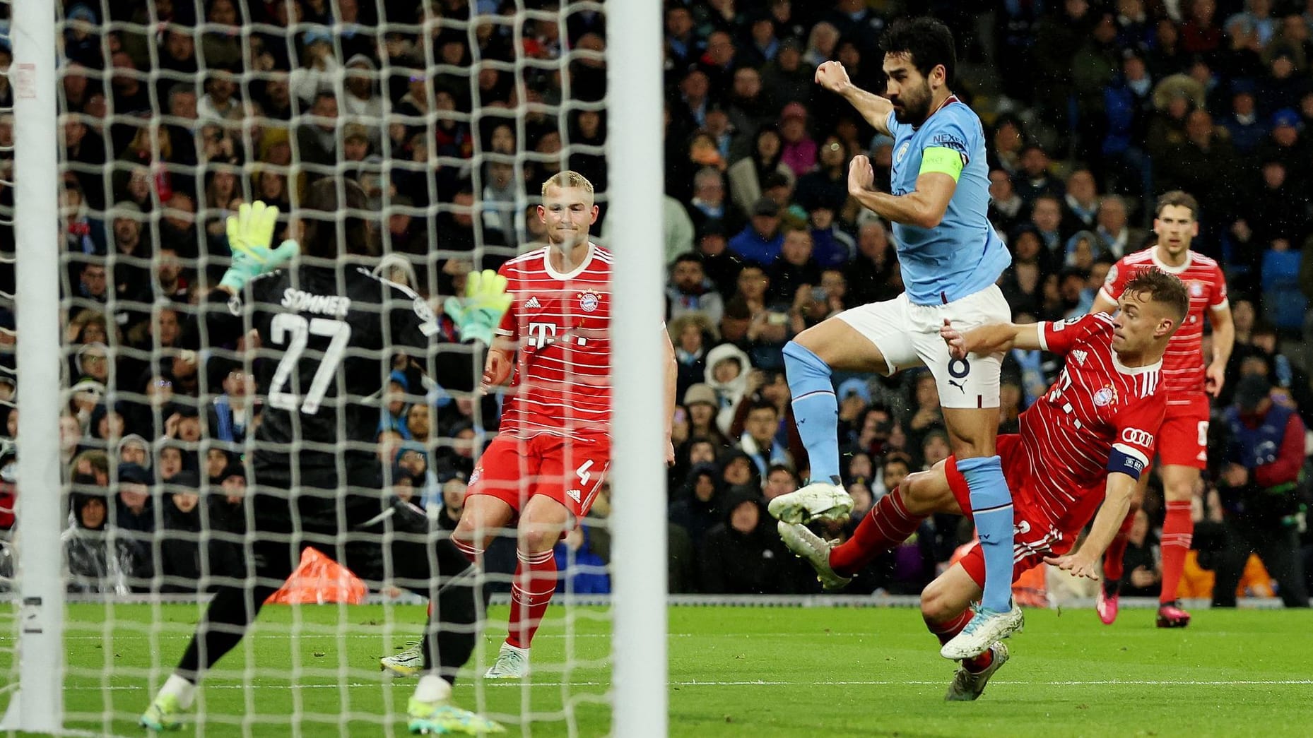 Joshua Kimmich und Ilkay Gündogan (v.r.): Die beiden Nationalmannschaftskollegen lieferten sich schon im Hinspiel des FC Bayern gegen Manchester City ein packendes Duell.