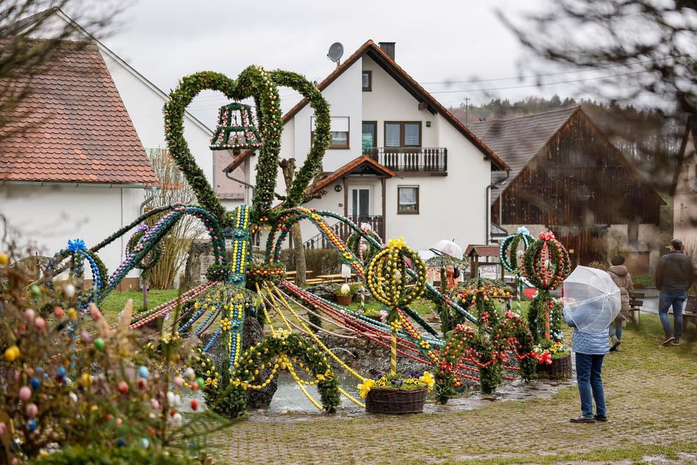 Die Osterbrunnen sind wieder frisch verziert: Regen schreckt Besucher im Egloffsteiner Ortsteil Bieberbach nicht ab.