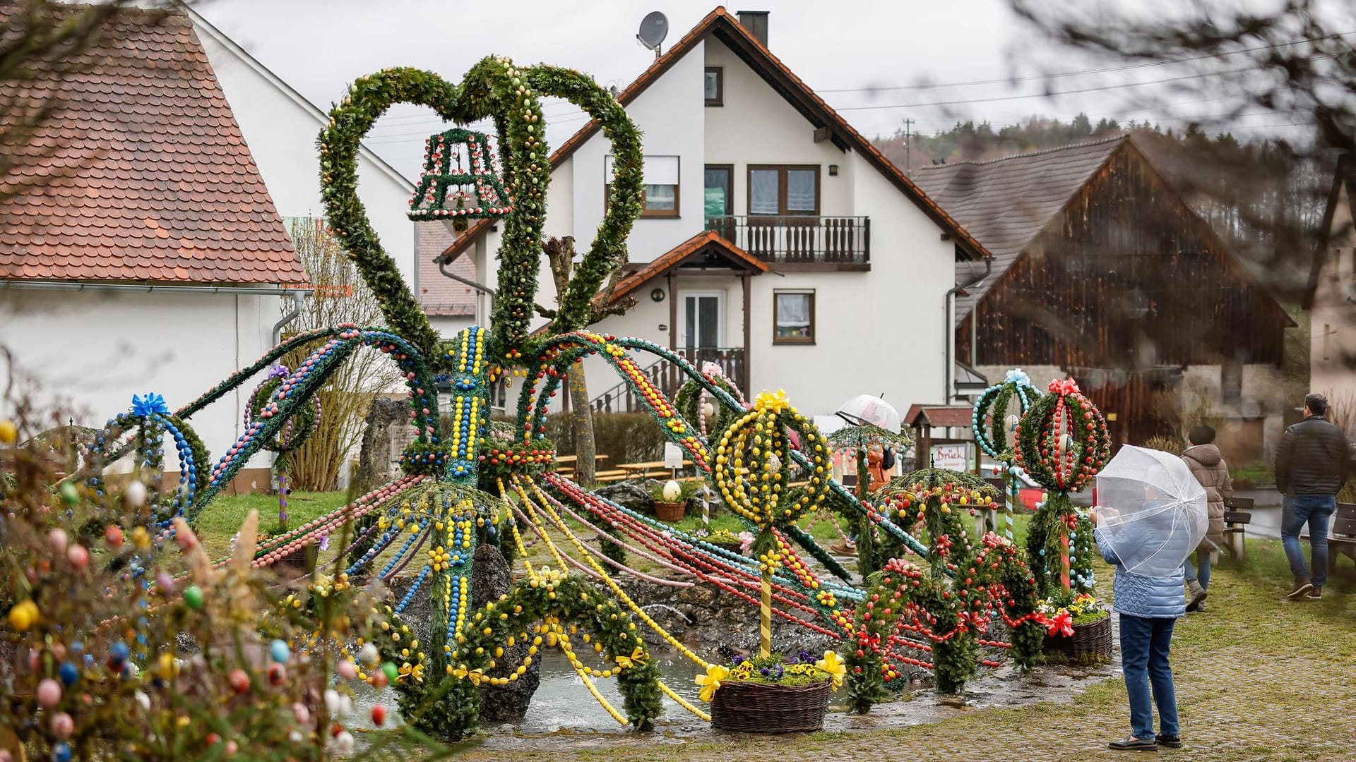 Die Osterbrunnen sind wieder frisch verziert: Regen schreckt Besucher im Egloffsteiner Ortsteil Bieberbach nicht ab. Die Osterbrunnen sind wieder frisch verziert: Regen schreckt Besucher im Egloffsteiner Ortsteil Bieberbach nicht ab.