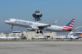 Ein Flugzeug der American-Airline (Symbolbild): Für Flugreisen in die USA entfällt demnächst eine wichtige Corona-Schutzmaßnahme.