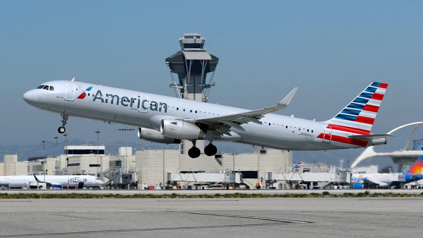 Ein Flugzeug der American-Airline (Symbolbild): Für Flugreisen in die USA entfällt demnächst eine wichtige Corona-Schutzmaßnahme.