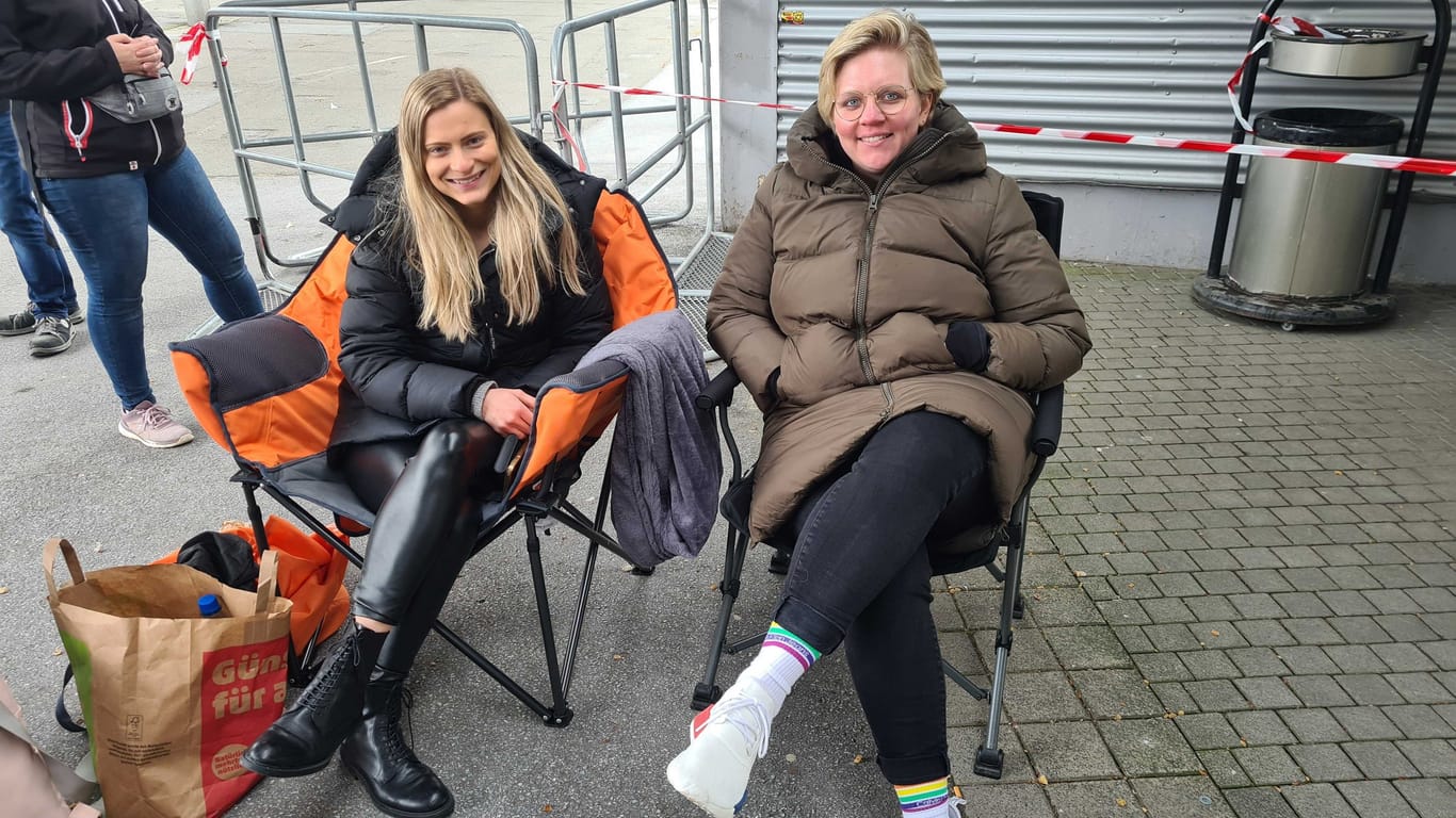 Rebecca und Freddy: Die beiden Fans nehmen lange Wartezeiten in Kauf, um gute Plätze beim Helene-Fischer-Konzert in Dortmund zu erwischen.