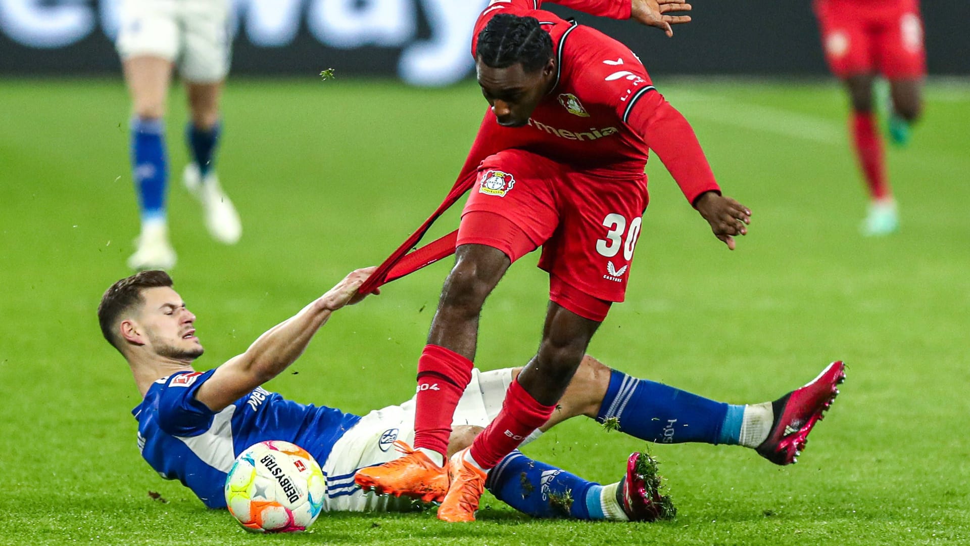 Tom Krauß (l.) im Zweikampf mit Jeremie Frimpong.