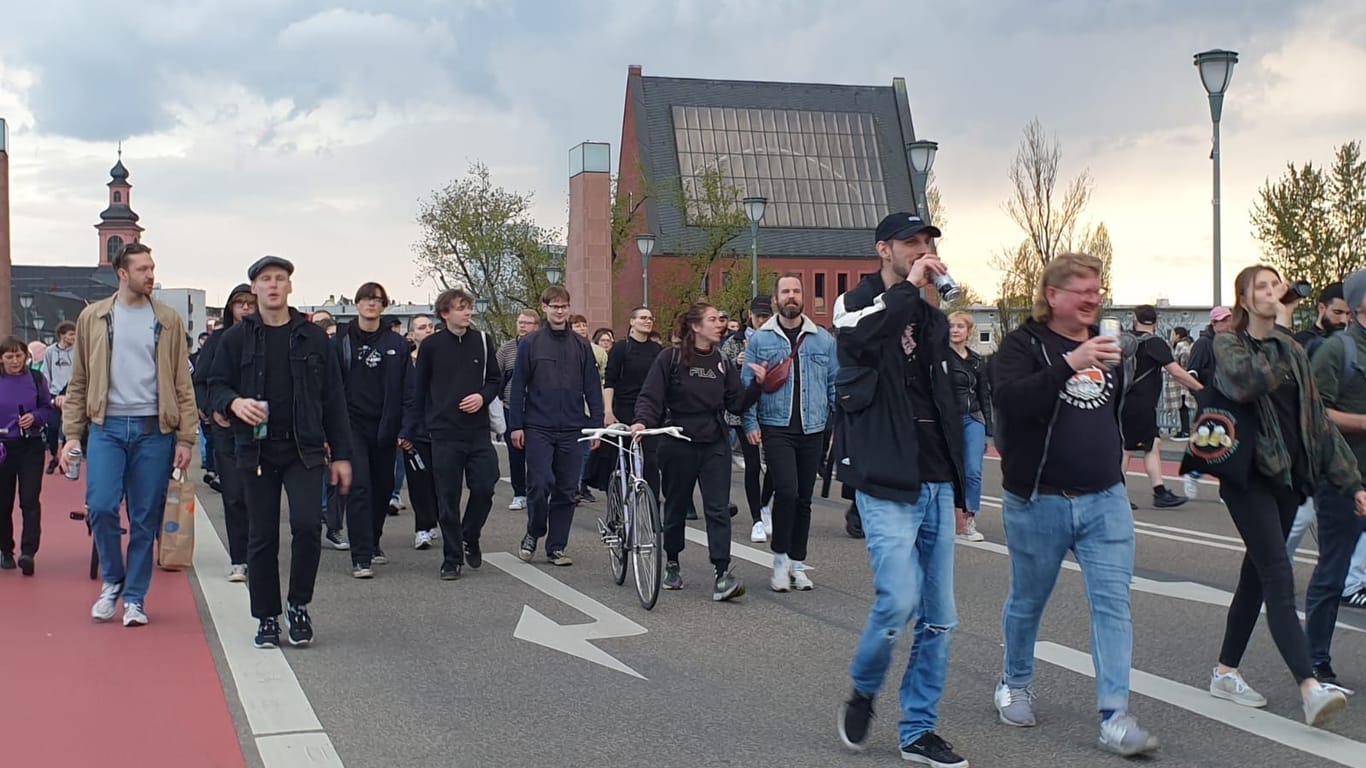 Teilnehmer einer Demonstration in Frankfurt in Gedenken an 150 Jahre Bierkrawalle: Gleich zwei Demozüge sind in der Stadt unterwegs.