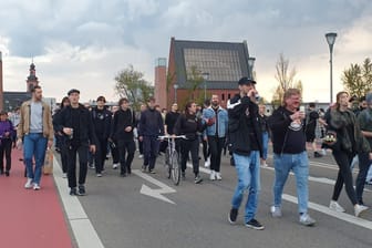 Teilnehmer einer Demonstration in Frankfurt in Gedenken an 150 Jahre Bierkrawalle: Gleich zwei Demozüge sind in der Stadt unterwegs.