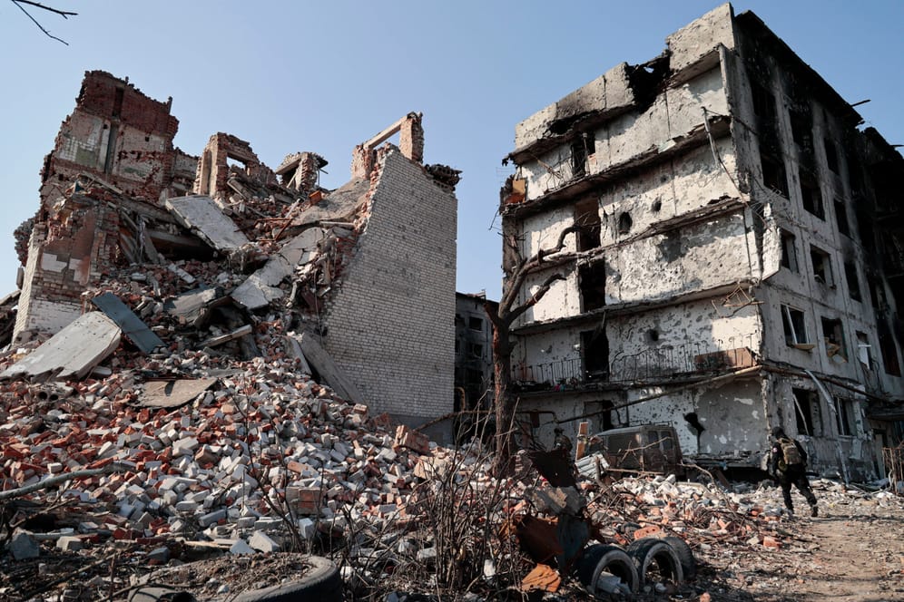 Zerstörtes Haus in Bachmut (Archivbild): Die Ukraine wirft Russland vor, die Taktik der verbrannten Erde anzuwenden.