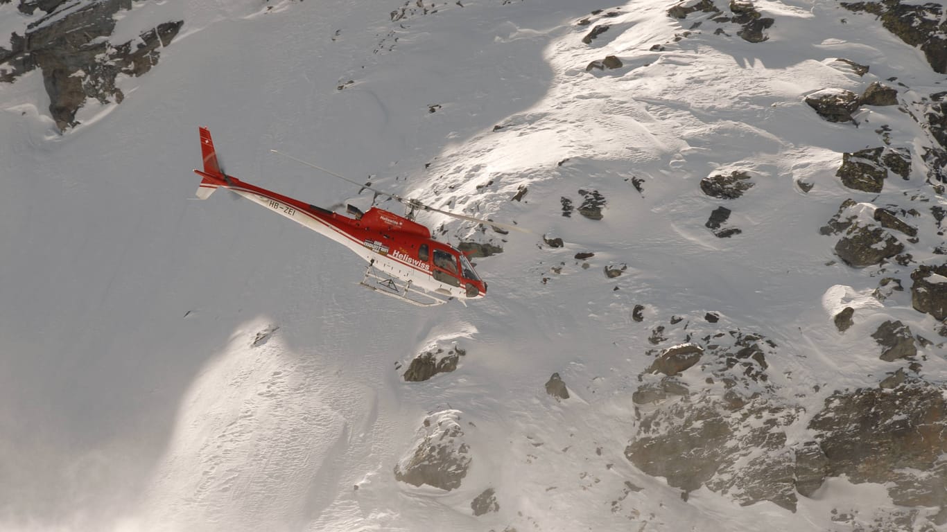 Die Schweizer Bergwacht im Einsatz (Archivbild): Im Kanton Wallis sind am Samstag mehr als ein Dutzend Menschen von herabstürzenden Schneemassen erfasst worden.