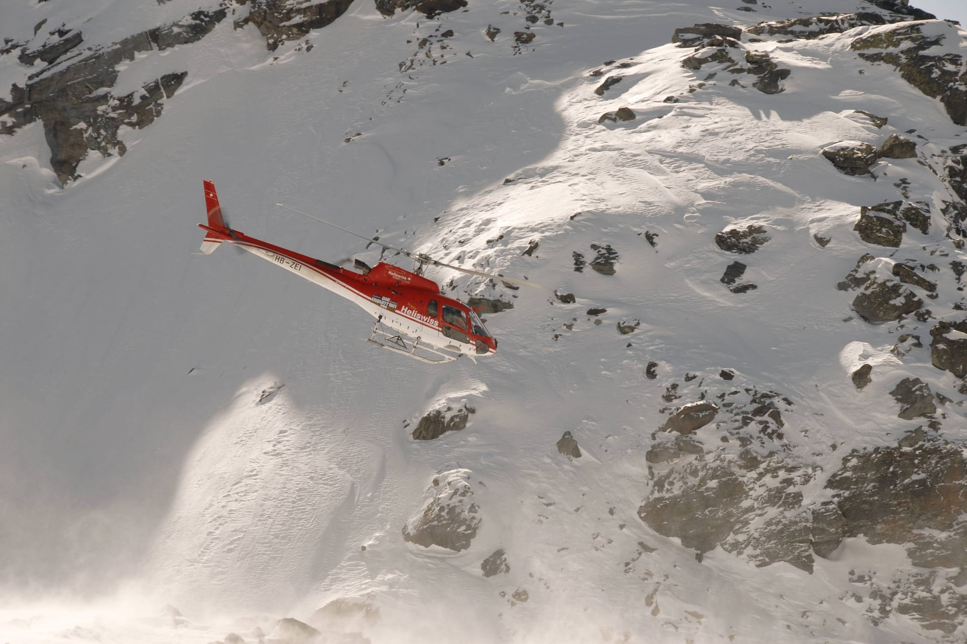 Die Schweizer Bergwacht im Einsatz (Archivbild): Im Kanton Wallis sind am Samstag mehr als ein Dutzend Menschen von herabstürzenden Schneemassen erfasst worden.