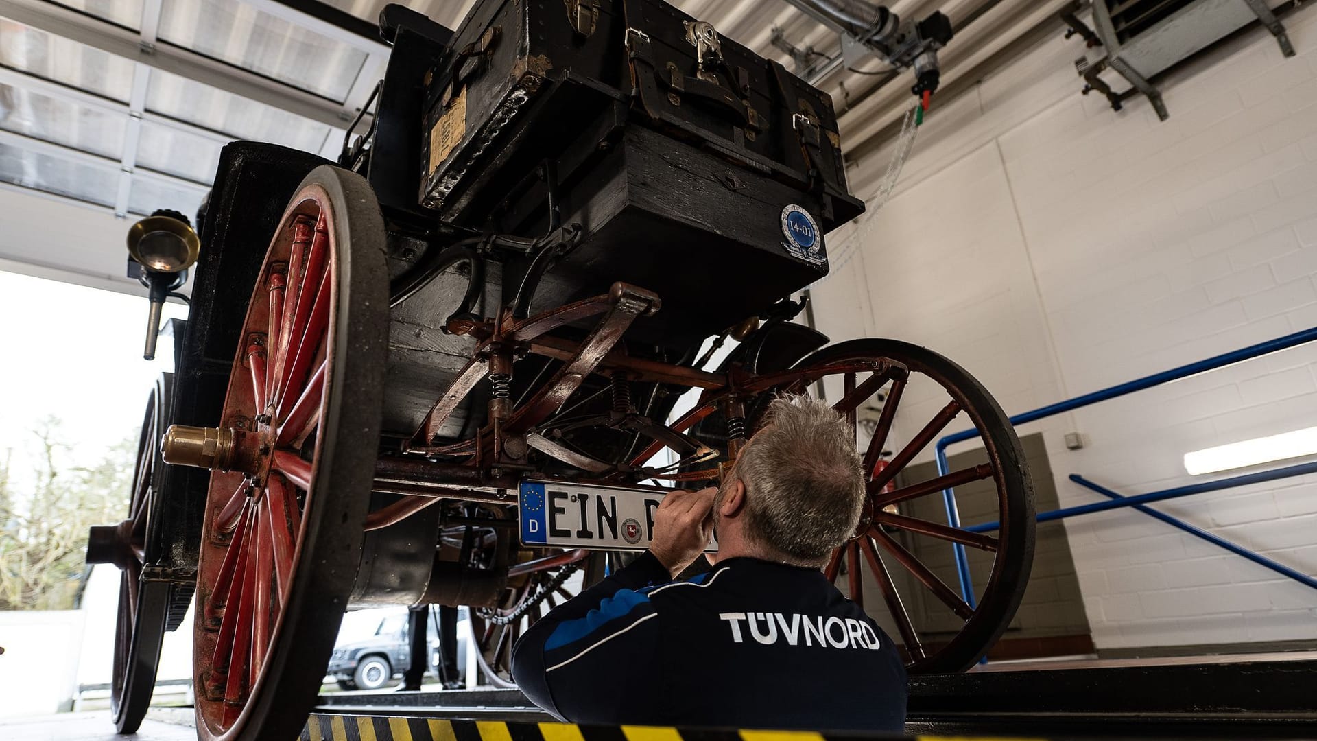 Benz Victoria Nummer 99 beim TÜV Nord: Die Lampen des Autos leuchten mit Hilfe von Kerzen.