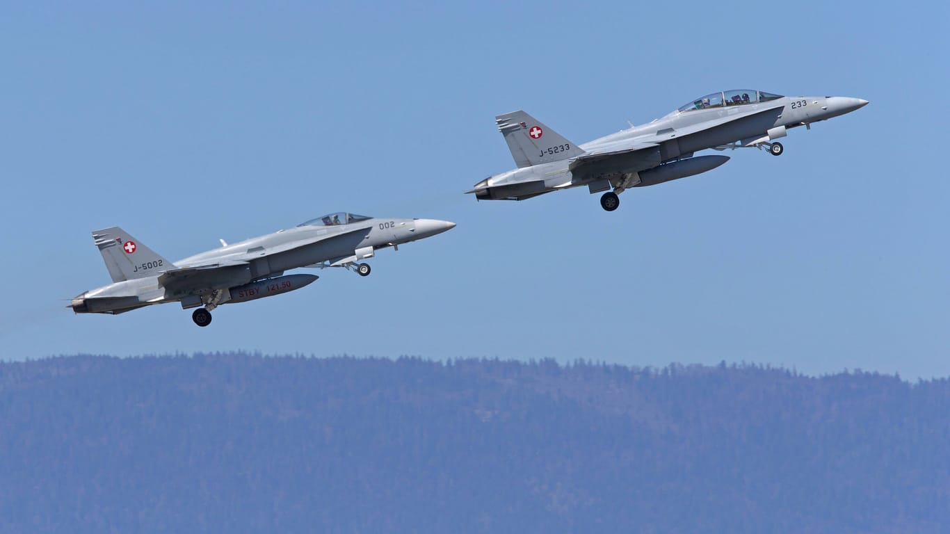 Zwei Schweizer F-18-Jets (Archivbild): Die Ukraine fordert von den USA diese Flugzeuge.