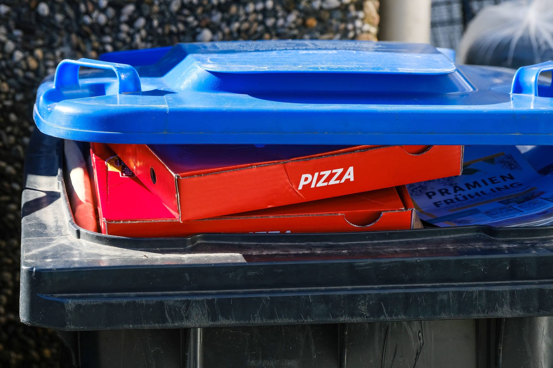 Pizza-Liebhaber kritisieren einen Nachtlieferdienst im Münchner Süden (Symbolbild): Die Gerichte sollten ihrer Meinung nach lieber gleich "in die Tonne".