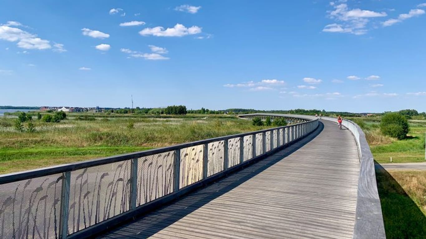Die Pieter-Smit-Brücke ist mit 800 Metern Europas längste Fahrradbrücke.