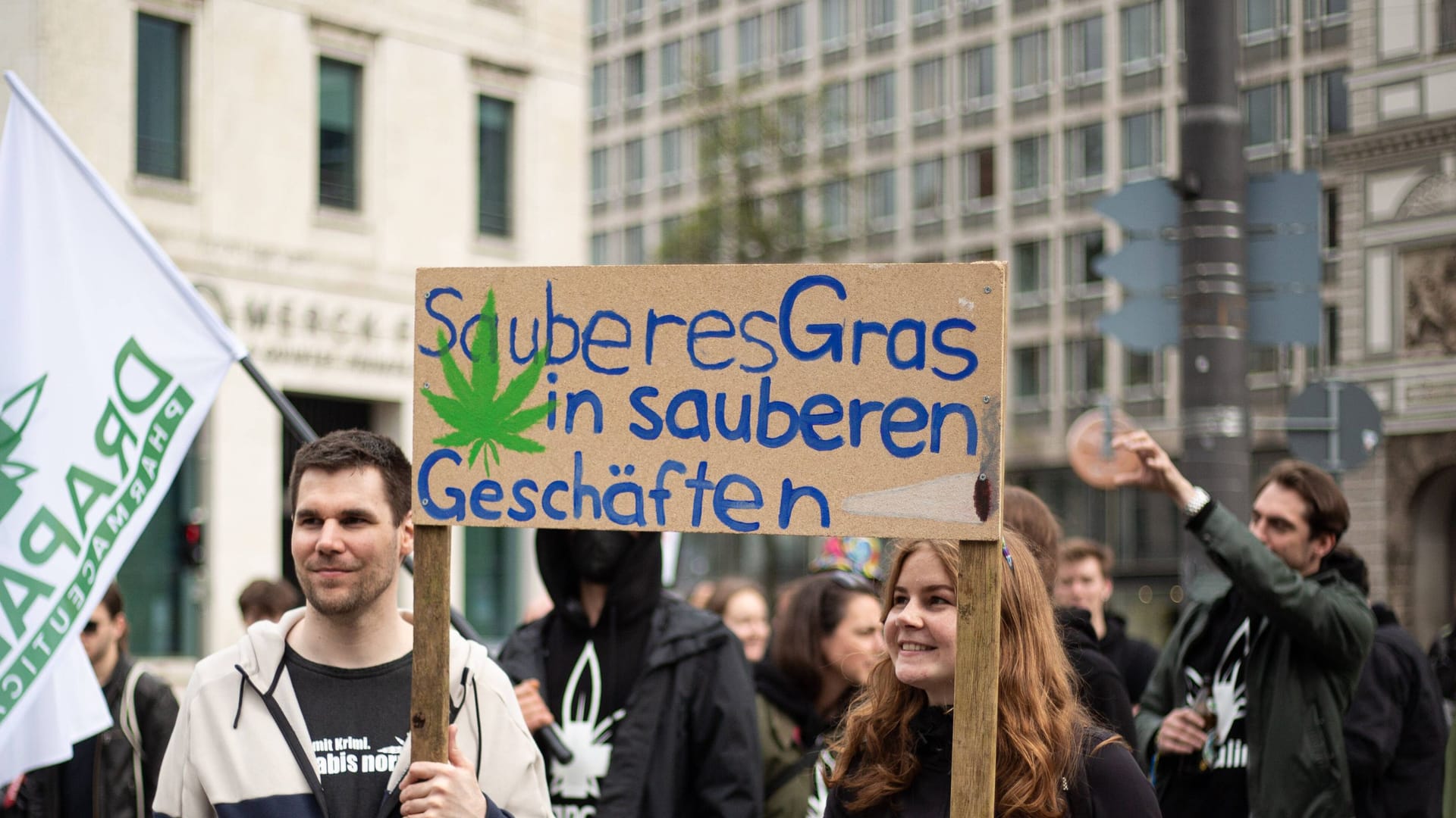 Global Marijuana March 2022 in München (Archivbild): Die Regierung will Marihuana kontrolliert ausgeben. Global Marijuana March 2022 in München (Archivbild): Die Regierung will Marihuana kontrolliert ausgeben.