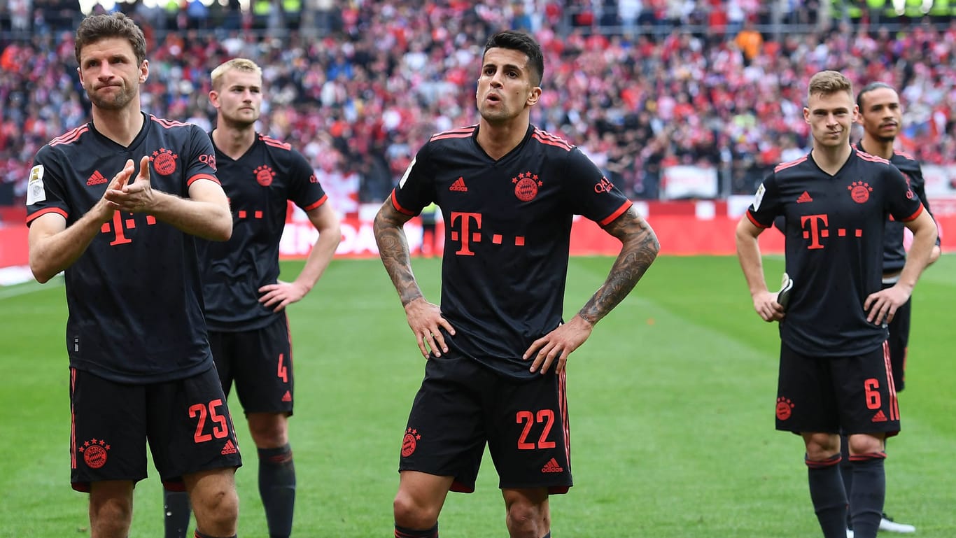 Thomas Müller und Co.: Die Spieler des FC Bayern sind bei dem von ihrem Trainer ausgerufenen "Charaktertest" in Mainz krachend gescheitert.