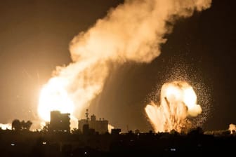 Flammen und Rauch steigen bei israelischen Luftangriffen auf: Israel hat mit einem Gegenangriff auf den Raketenbeschuss aus Syrien reagiert.