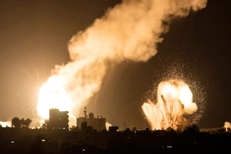 Flammen und Rauch steigen bei israelischen Luftangriffen auf: Israel hat mit einem Gegenangriff auf den Raketenbeschuss aus Syrien reagiert.