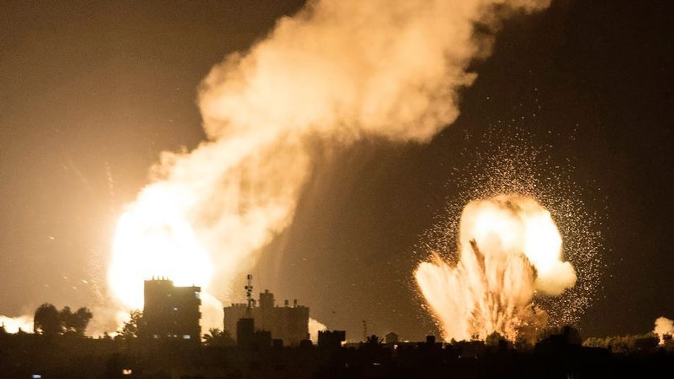 Flammen und Rauch steigen bei israelischen Luftangriffen auf: Israel hat mit einem Gegenangriff auf den Raketenbeschuss aus Syrien reagiert.