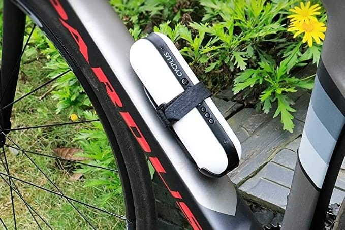 Praktisch für unterwegs: Der Akku-Kompressor von Cycplus mit integrierter Powerbank ist heute radikal reduziert.