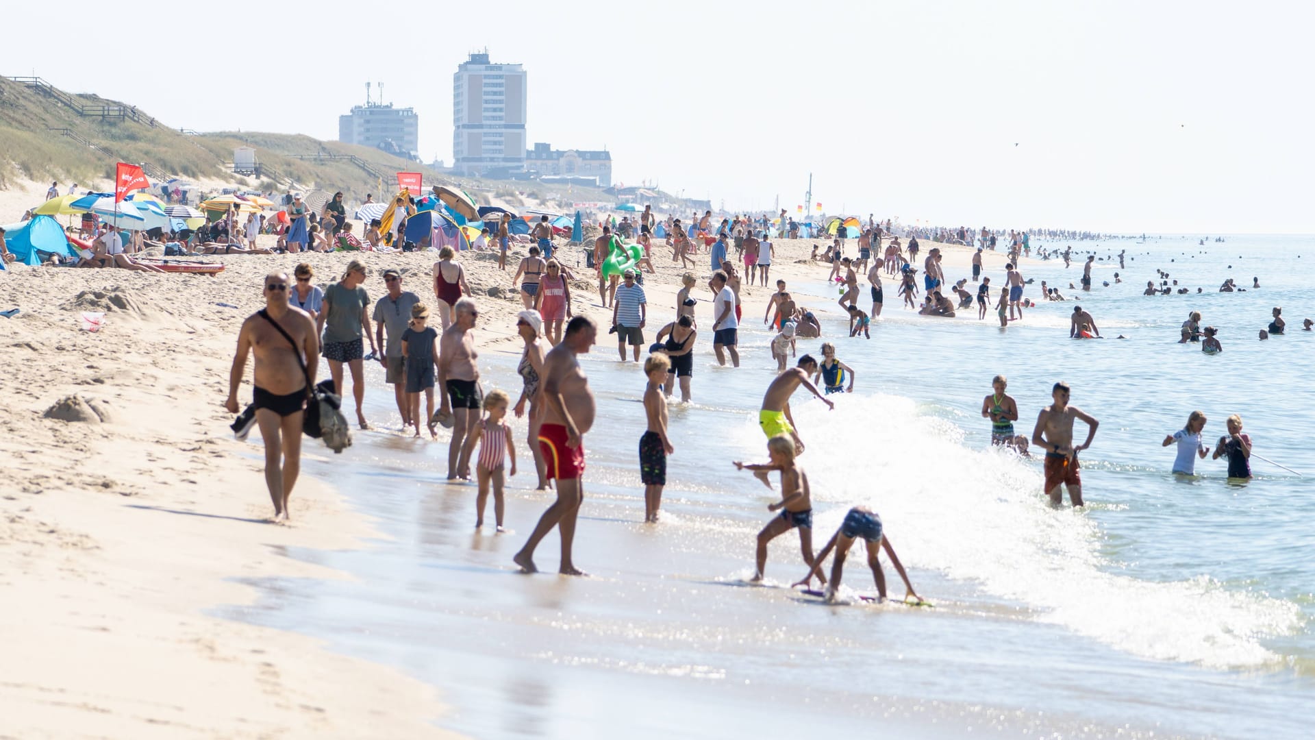 Urlauber am Strand von Sylt: Vor allem im Sommer ist die Nordseeinsel ein beliebtes Reiseziel.