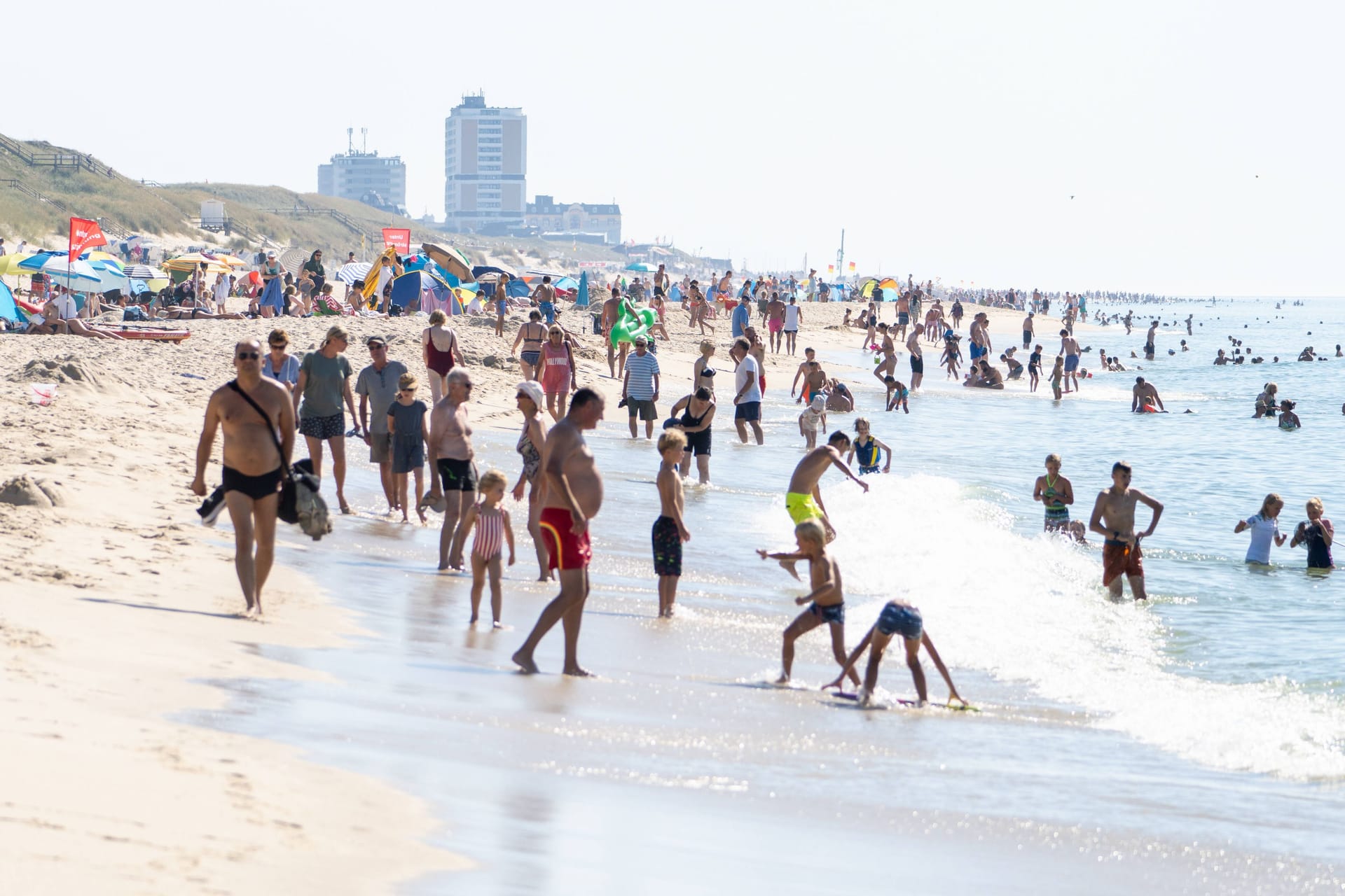 Urlauber am Strand von Sylt: Vor allem im Sommer ist die Nordseeinsel ein beliebtes Reiseziel.