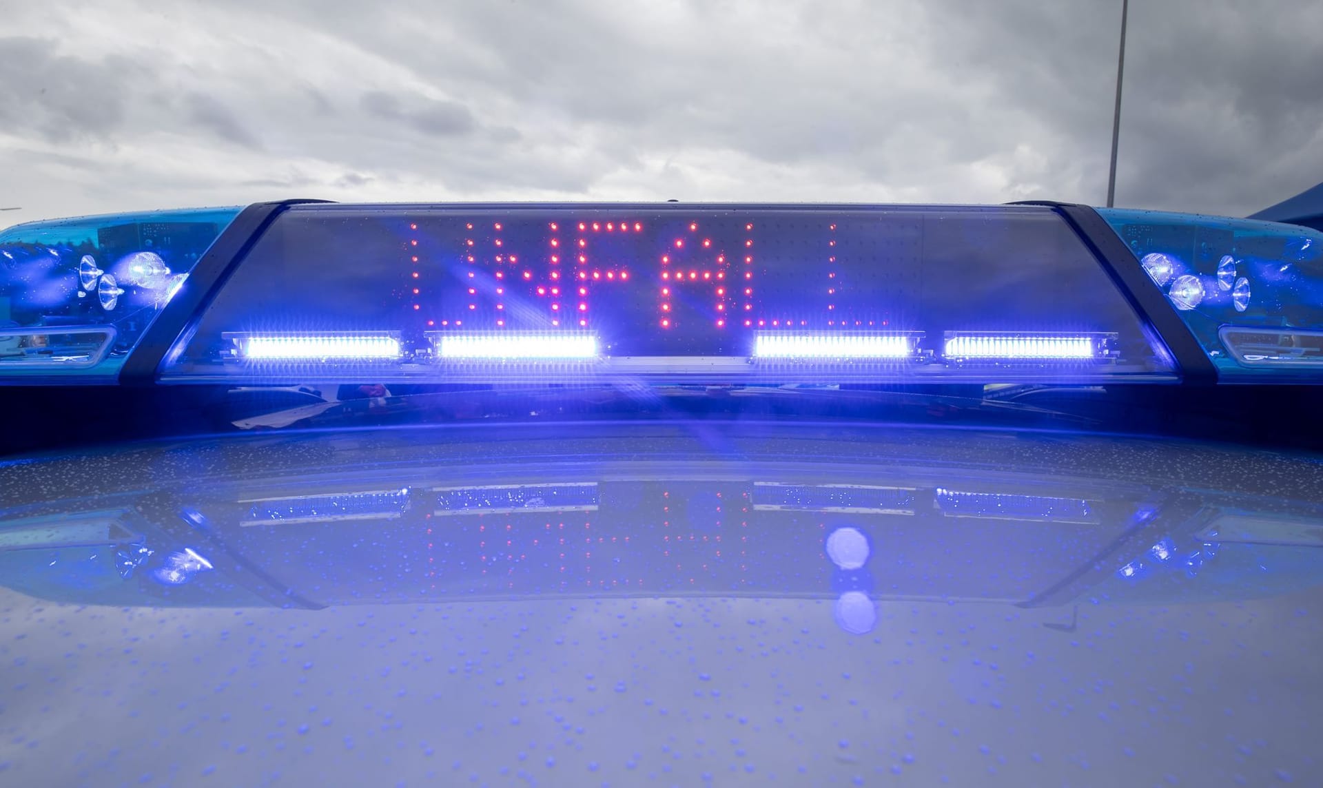 Ein Blaulicht auf dem Dach eines Polizeifahrzeugs (Symbolbild): Am Ostermontag hat sich ein tragischer Unfall in Wennigsen ereignet.