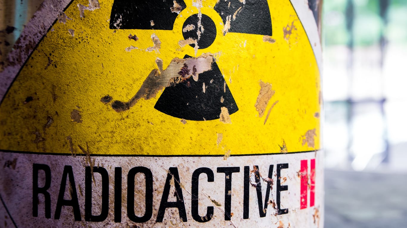 Ein Behälter mit radioaktivem Material (Symbolfoto): Neben Schwermetallen und Dieselkraftstoffen könnte auch radioaktiver Müll freigelegt werden.