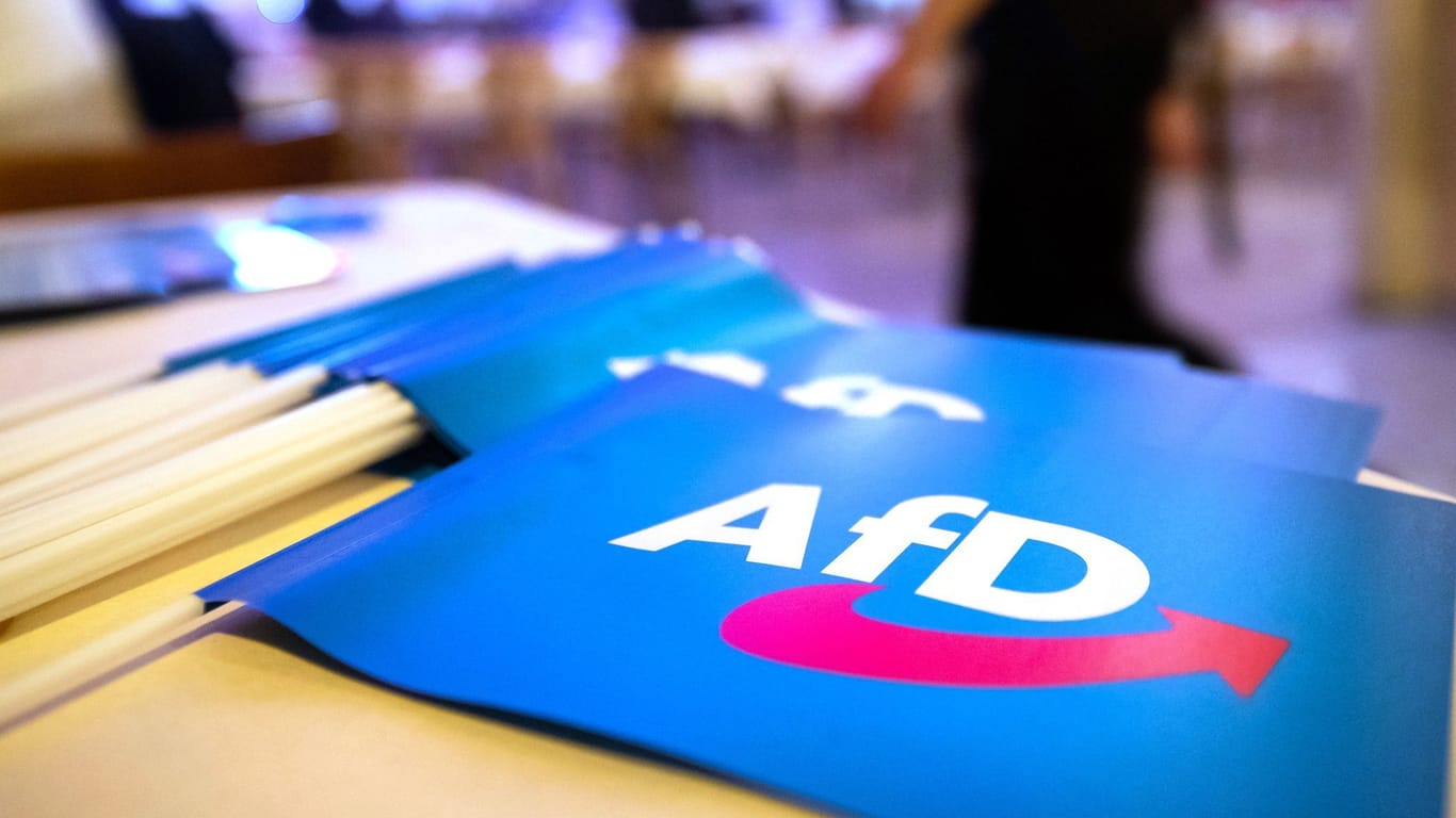 AfD-Fähnchen liegen auf einem Tisch (Symbolfoto): Die Partei hatte zwei konkurrierende Kandidatenlisten für die Wahl in Bremen angemeldet. Das ist jedoch nicht zulässig.