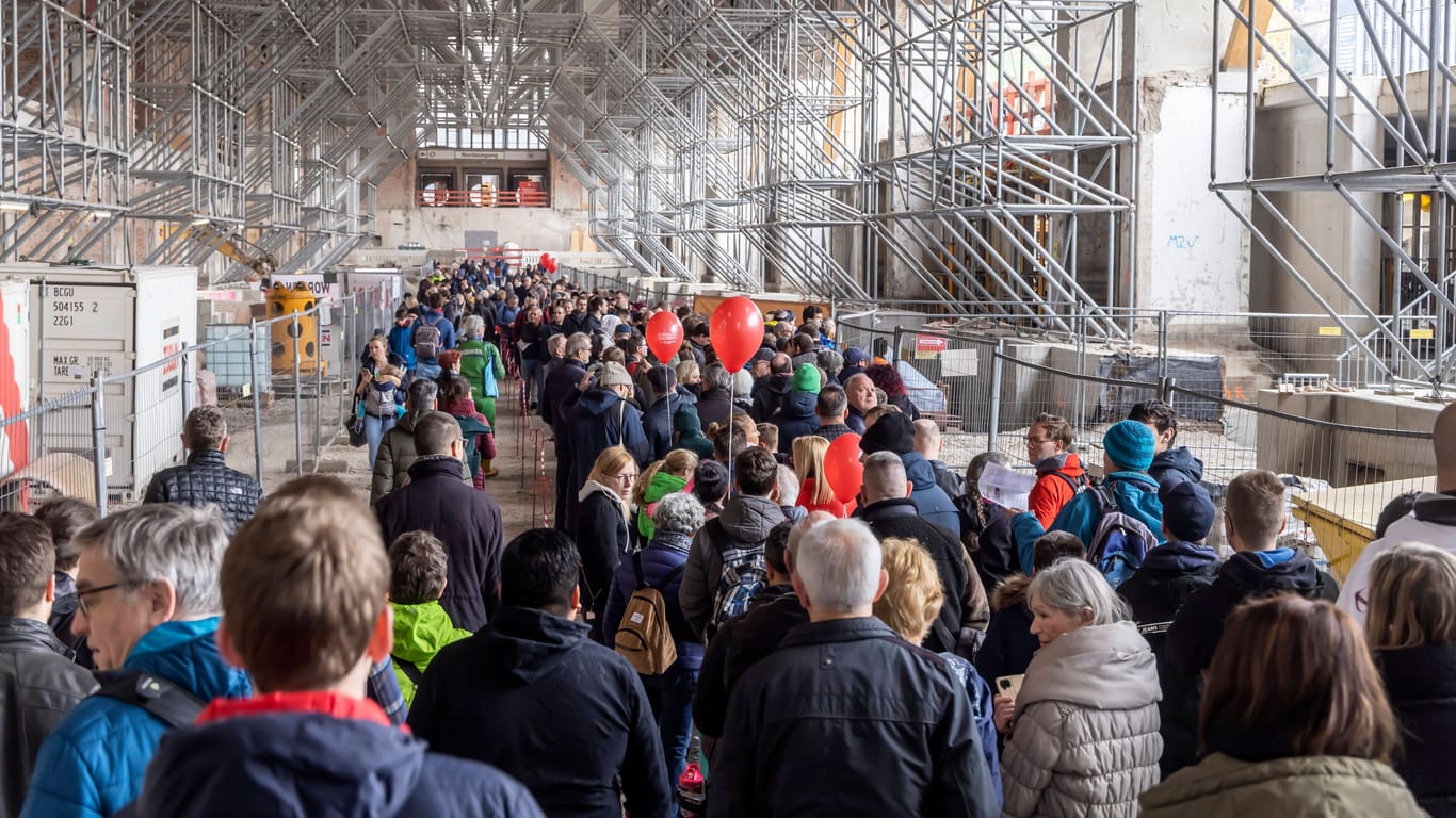 Tage der offenen Baustelle am neuen Hauptbahnhof: Der denkmalgeschütze Bonatzbau ist völlig entkernt und wird für 250 Millionen Euro kernsaniert.