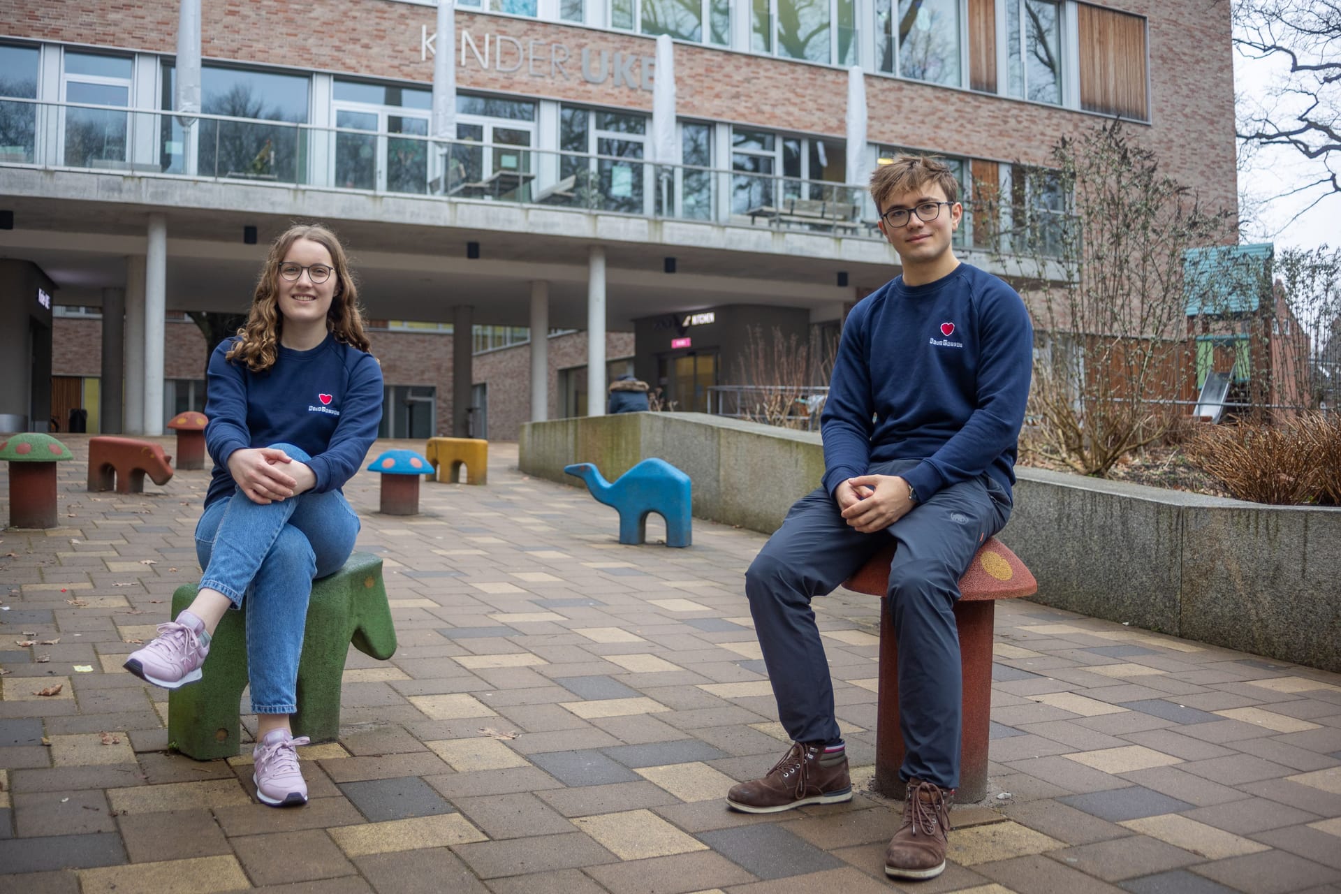 Kai Winterberg und Vanessa Kersten vor dem Kinder UKE in Hamburg: Sie sind zwei von rund 40 "HerzCaspar"-Buddys.