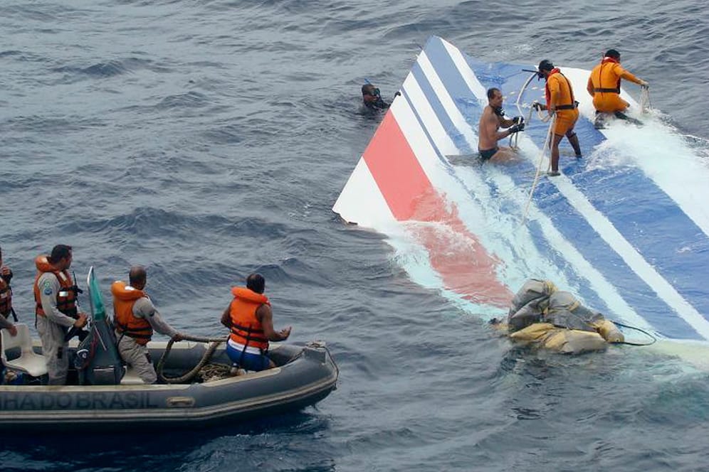 Brasilianische Armee-Angehörige bergen Wrack-Teile (Archivbild): Der Flugschreiber wurde erst zwei Jahre später in rund 4.000 Metern Tiefe gefunden.