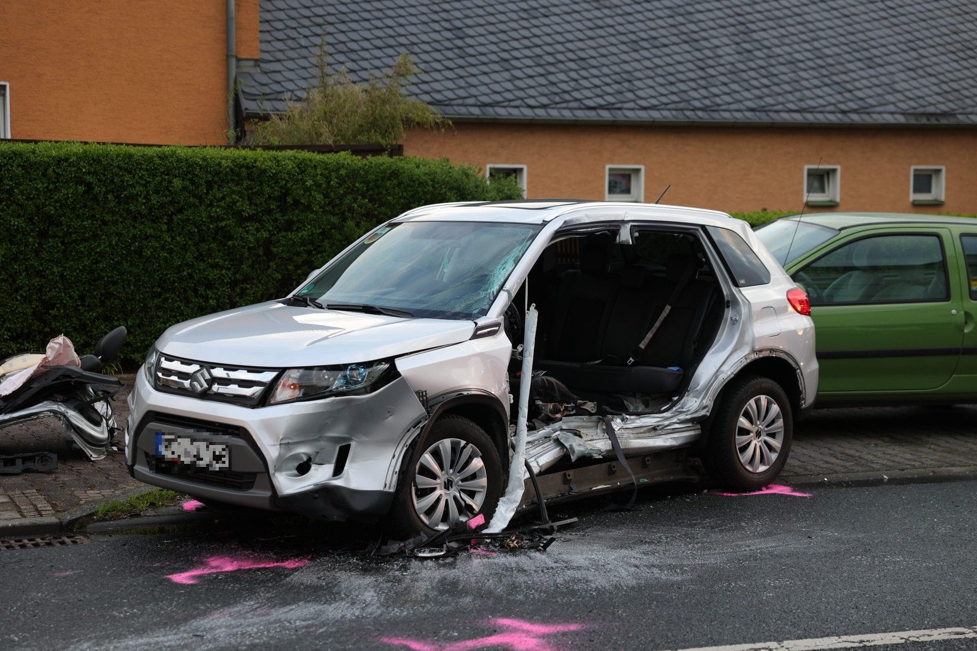 Das vom Unfall zerstörte Auto: Die Feuerwehr musste die Fahrertür aufschneiden, um die Person zu befreien.