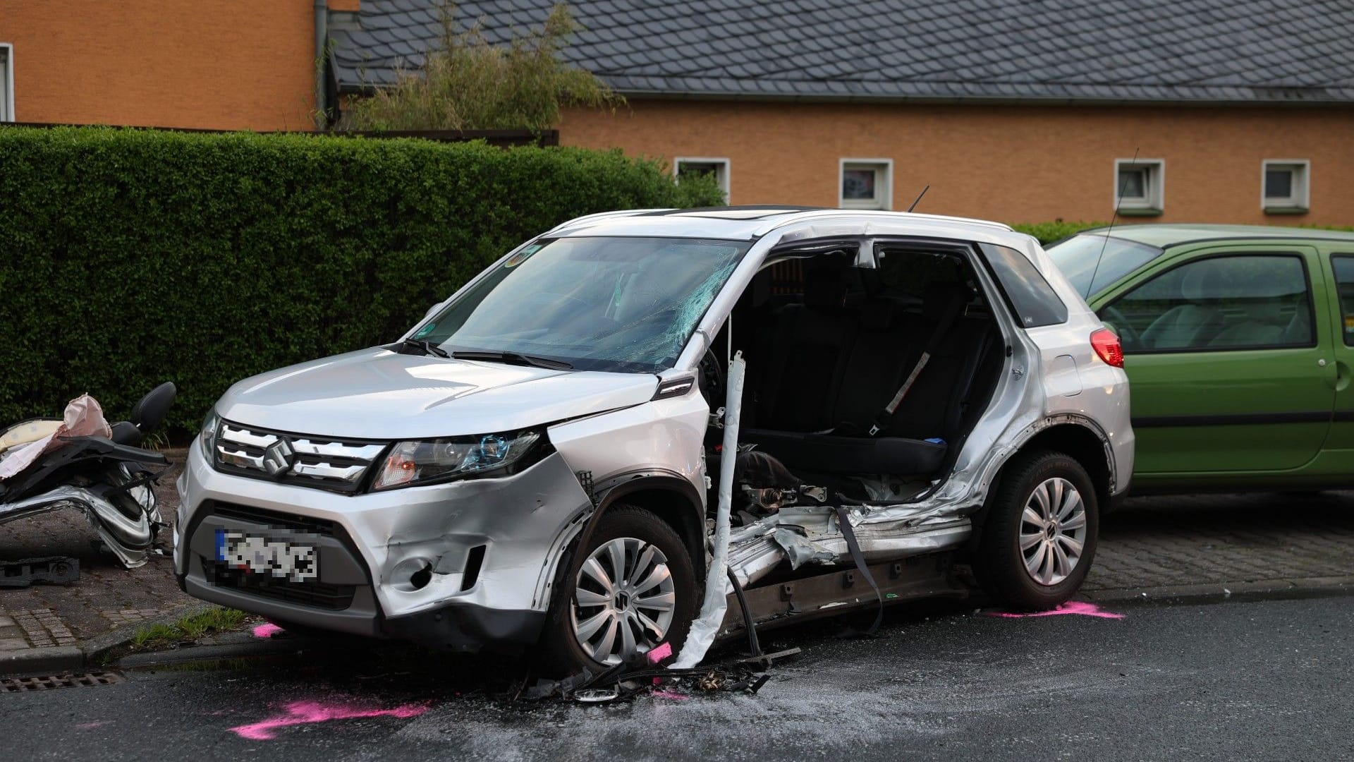 Das vom Unfall zerstörte Auto: Die Feuerwehr musste die Fahrertür aufschneiden, um die Person zu befreien.