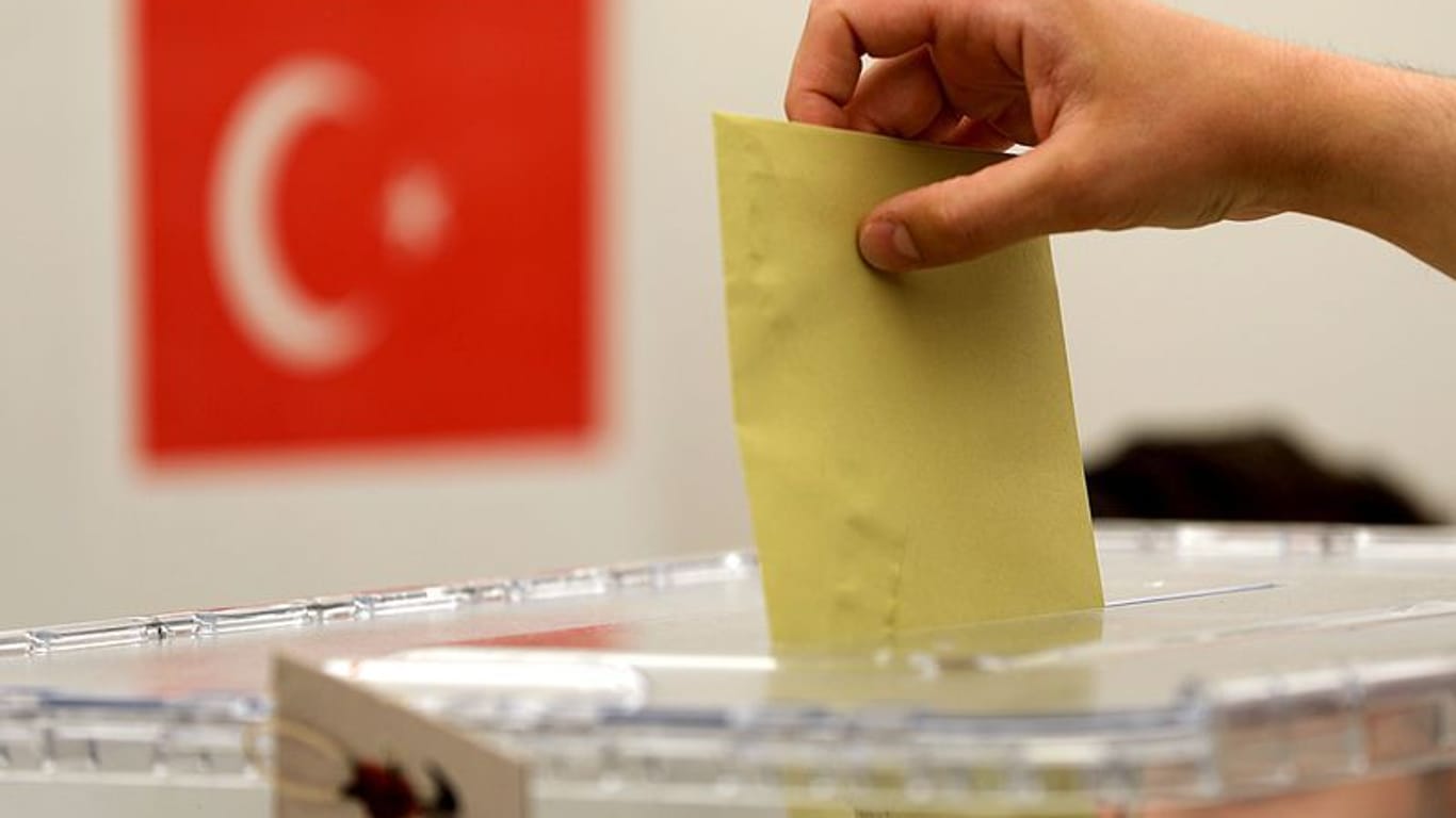 Ein Stimmzettel wird in eine Urne geworfen (Archiv): Deutsch-Türen in NRW dürfen ab Donnerstag ihre Stimme abgeben.