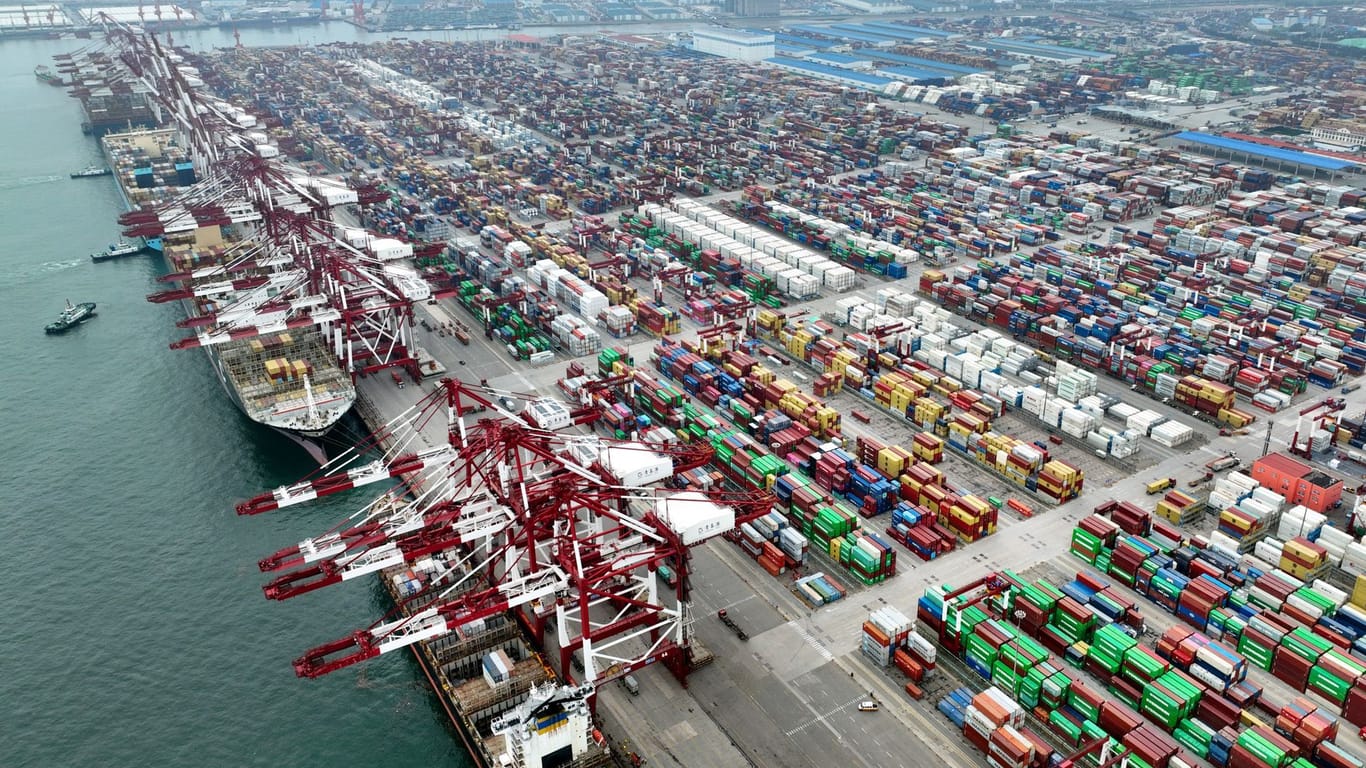 Blick von oben auf einen Container Terminal im Hafen von Qingdao in der ostchinesischen Provinz Shandong: In China ist die Industrietätigkeit im April überraschend stark zurückgegangen.