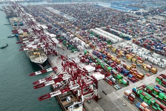 Blick von oben auf einen Container Terminal im Hafen von Qingdao in der ostchinesischen Provinz Shandong: In China ist die Industrietätigkeit im April überraschend stark zurückgegangen.