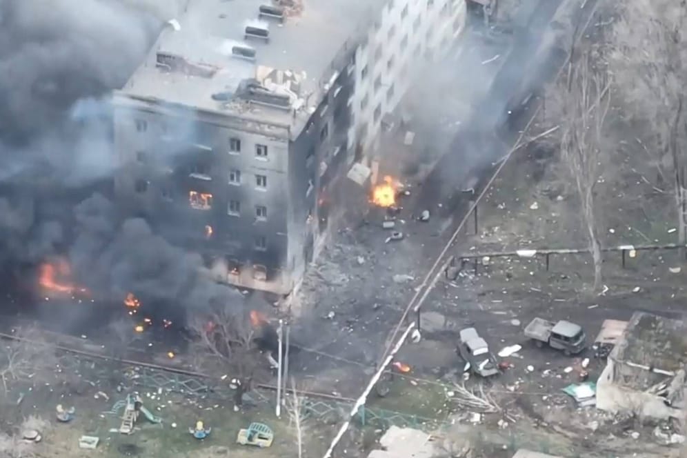 Das Foto soll russische Angriffe auf ein Wohnhaus in Bachmut zeigen.