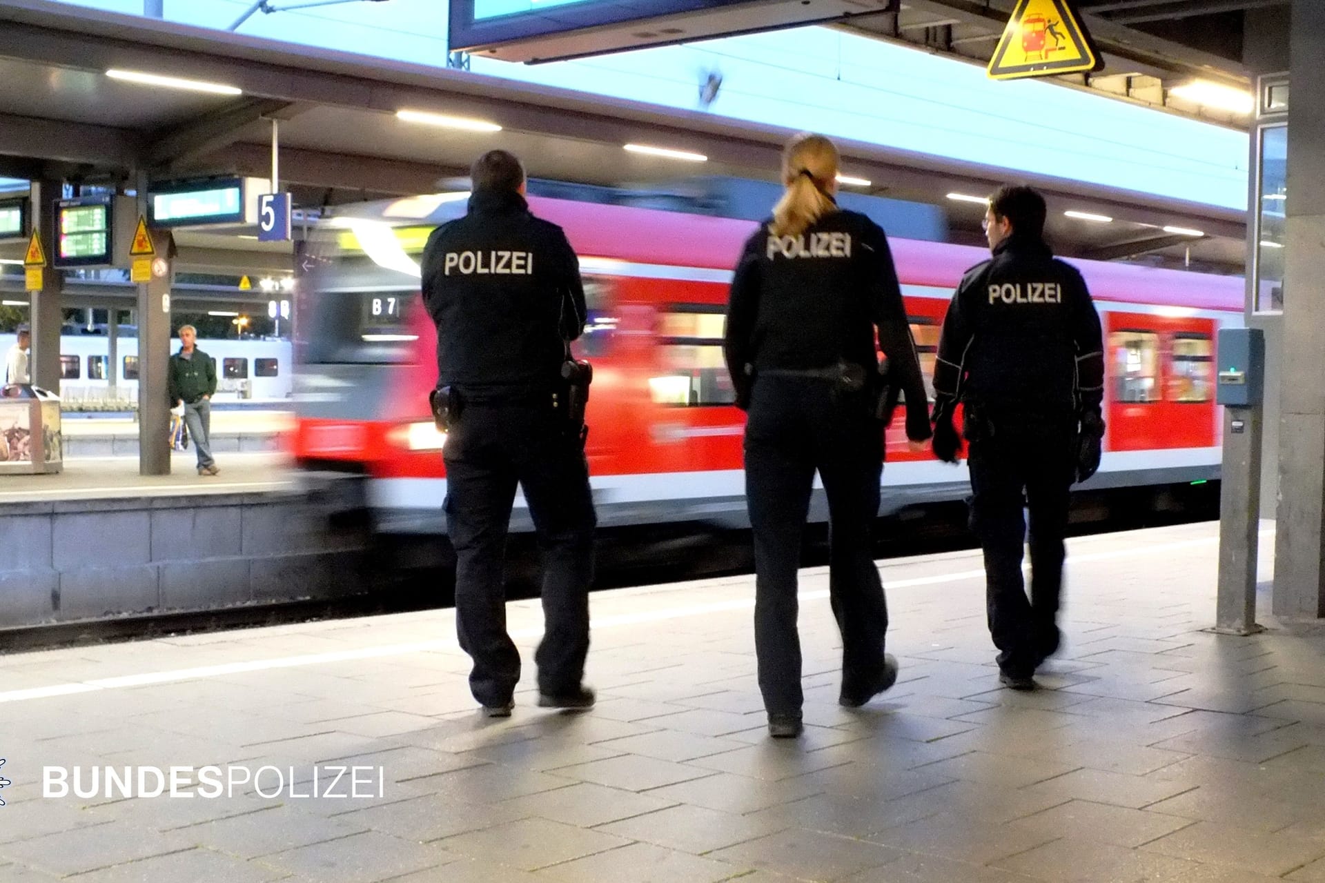 Eine Streife der Bundespolizei am Ostbahnhof in München (Symbolbild): Eine Frau fiel den Beamten auf, weil sie Getränke verschüttet hatte.