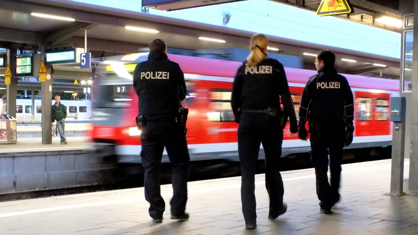 Eine Streife der Bundespolizei am Ostbahnhof in München (Symbolbild): Am Montag mussten Beamte eingreifen, nachdem eine Situation zwischen zwei Frauen eskaliert war.