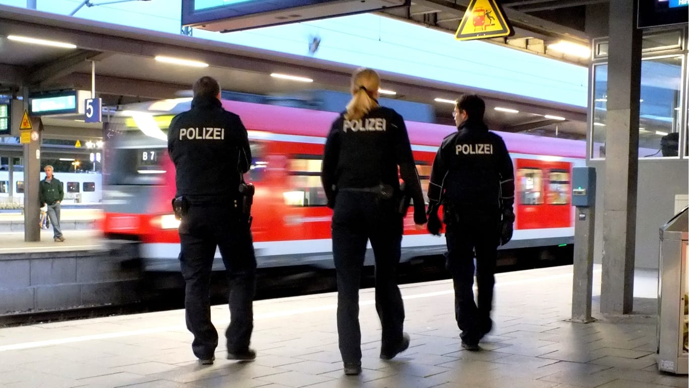 Eine Streife der Bundespolizei am Ostbahnhof in München (Symbolbild): Eine Frau fiel den Beamten auf, weil sie Getränke verschüttet hatte.