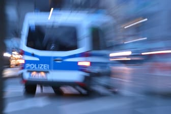 Ein Einsatzfahrzeug der Polizei fährt mit Blaulicht zu einem Einsatz (Archivbild): In Hildesheim ist es am Montagabend zu einer Massenschlägerei gekommen.