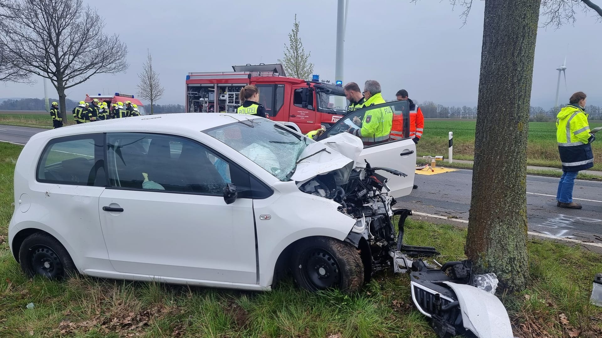 Mann fährt in Gehrden gegen Baum und stirbt