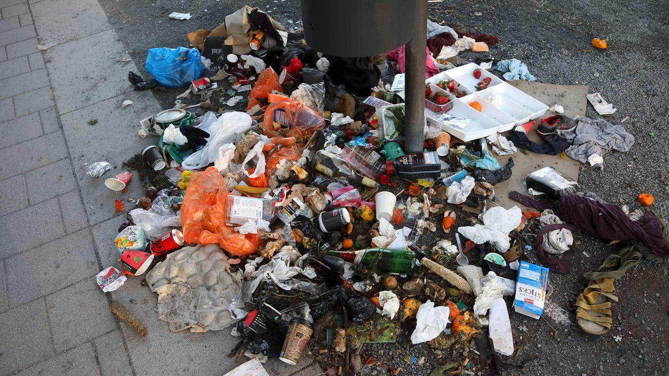 Kein schöner Anblick: Ein überfüllter Mülleimer in einer deutschen Großstadt.